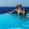 Juliana Paes posou em uma piscina durante viagem a Mikonos