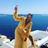 Juliana Paes apareceu bebendo champanhe em um cenário paradisíaco nesta sexta-feira, 12 de agosto de 2016