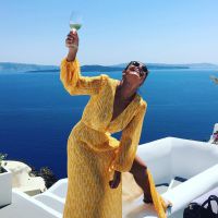 Juliana Paes aposta em vestido fendado e exibe corpo enxuto na Grécia. Fotos!