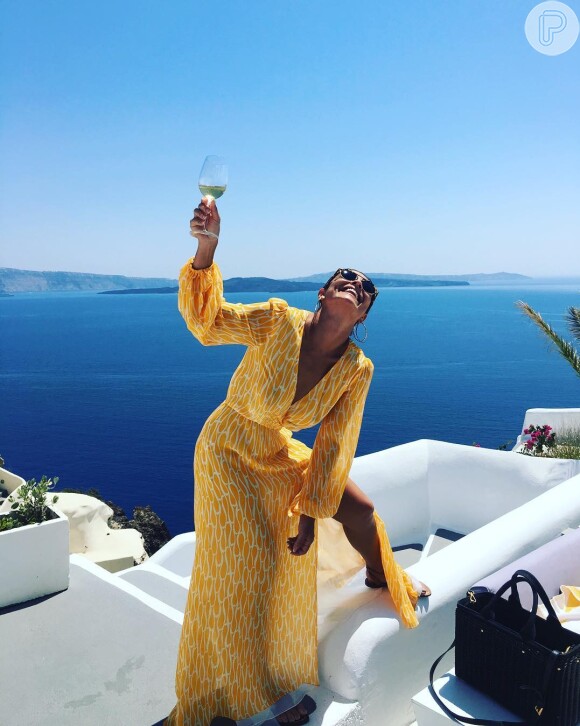 Juliana Paes apareceu bebendo champanhe em um cenário paradisíaco nesta sexta-feira, 12 de agosto de 2016