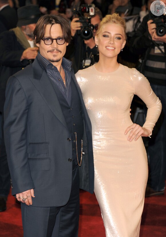 Johnny Depp percebe que está sendo filmado por Amber Heard e joga fora o celular