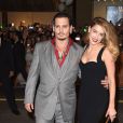 Johnny Depp aparece furioso enquanto a ex-mulher, Amber Heard, pede desculpas