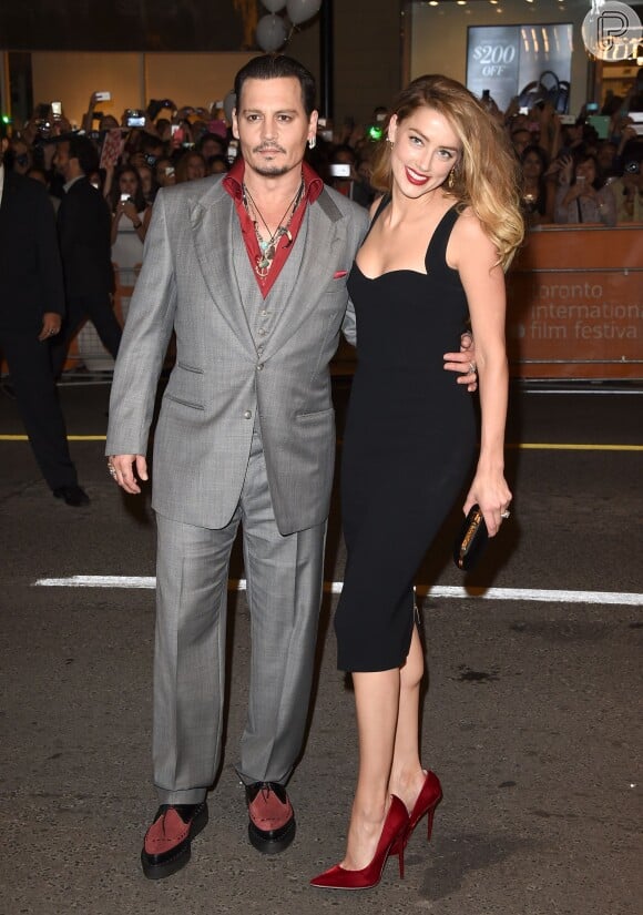 Johnny Depp aparece furioso enquanto a ex-mulher, Amber Heard, pede desculpas