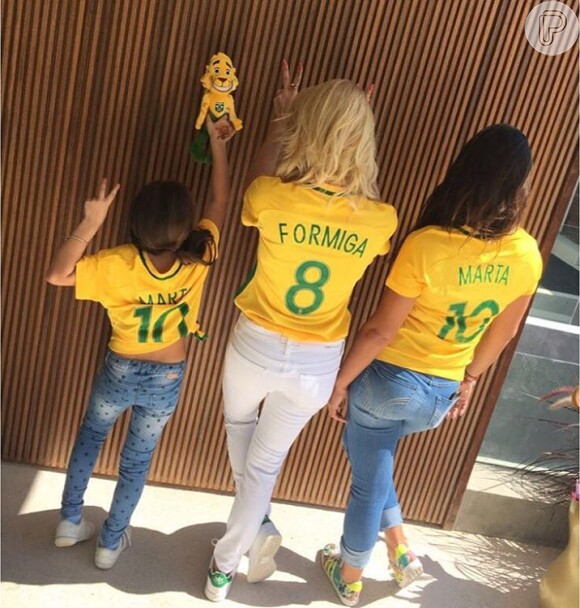Flávia Alessandra mostra as filhas, Giulia e Olívia, com blusa de Marta para ir a jogo de basquete nas Olímpiadas neste sábado, dia 13 de agosto de 2016