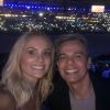 Flávia Alessandra posa na abertura da Olimpíada Rio 2016 com o marido, Otaviano Costa