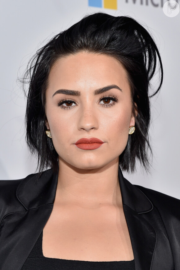 Demi Lovato foi criticada na web por ironizar a doença: 'Quando a Demi estava doente e tinha seus problemas, era quase um pecado zoar dela, mas agora ela pode zoar doença dos outros?'