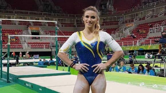 Jade Barbosa mostra tornozelo inchado e causa comoção nos fãs: 'Coitada'