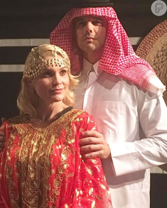 Otaviano postou uma foto divertida ao lado de Flávia Alessandra na casa do Qatar. 'Sheik El Ahmed Ota Costa nas mil e uma noites com sua sultana Sharik Flaviak Al Alessandra!'