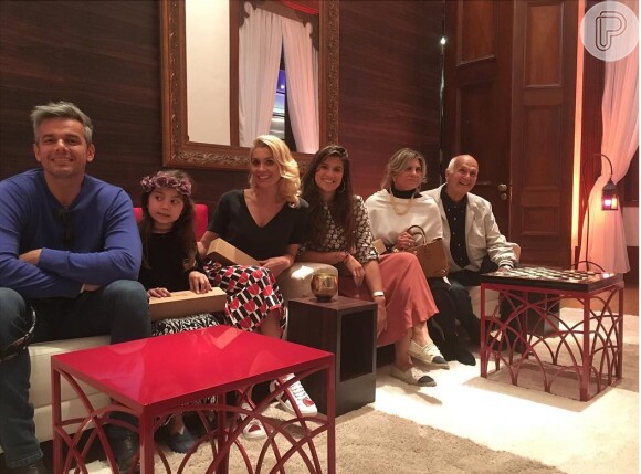 Flávia Alessandra furou fila ao visitar Casa do Qatar com família, diz colunista