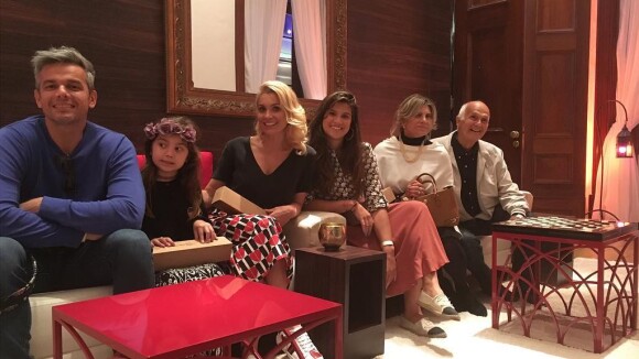 Flávia Alessandra fura fila ao visitar Casa do Qatar com família, diz colunista