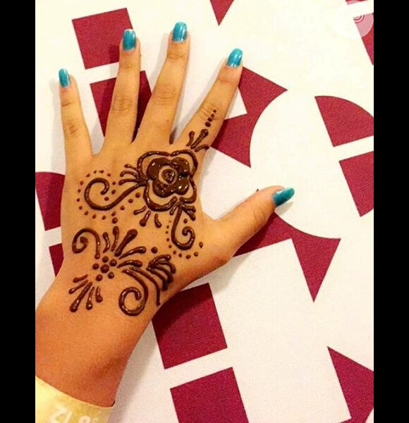 Giulia Costa, filha de Flávia Alessandra, mostrou a tatuagem de henna no Snapchat