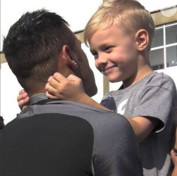 'Ser pai é saber que pouco, se torna muito, nos olhos de uma criança... Te amo filho', escreveu Neymar