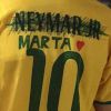 Neymar se tornou um dos assuntos mais comentados das redes sociais após um menino aparecer com seu nome riscado da camisa do Brasil e o nome de Marta no lugar