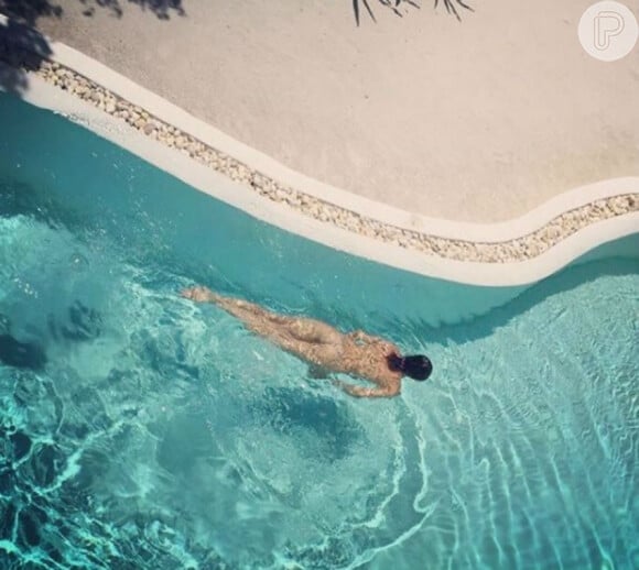 Isabeli Fontana foi clicada nua tomando banho na piscina exclusiva para ela e o marido, Di Ferrero, em um hotel das Maldivas