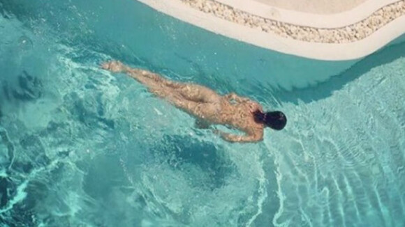 Isabeli Fontana surge nua na piscina em foto de lua de mel com Di Ferrero
