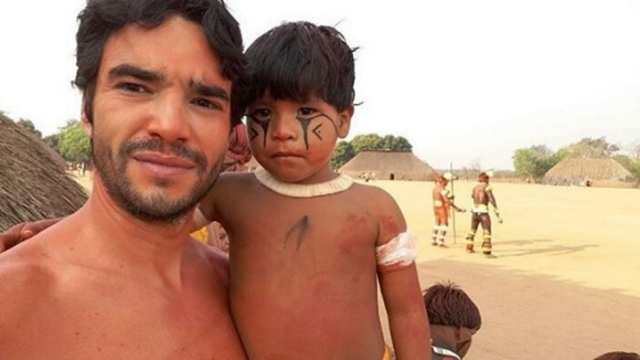 Caio Blat, após 'Liberdade', participa de ritual indígena nas férias: 'Emoção'
