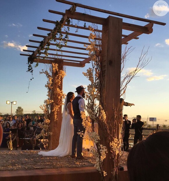 Mateus Liduário, da dupla com Jorge, quis se casar ao pôr do sol com a noiva Marcella Barra em seu sítio, em Goiânia, no dia 06 de julho de 2016