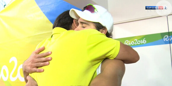 Tadeu Schmidt abraça o sobrinho Bruno, já classificado para a semifinal