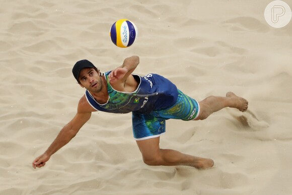 Bruno Schmidt se classificou para as semifinais do vôlei de praia com Alisson nesta segunda-feira (4)