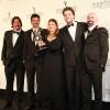 Thiago Fragoso recebeu com a equipe de 'Lado a Lado' o Emmy de melhor novela