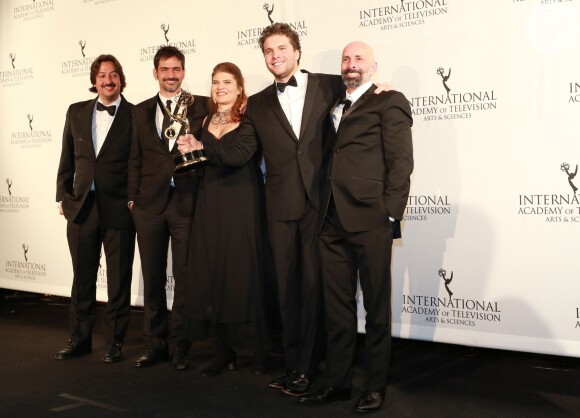 Thiago Fragoso recebeu com a equipe de 'Lado a Lado' o Emmy de melhor novela
