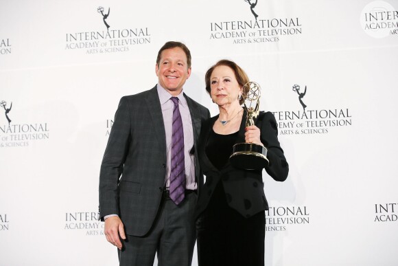 Fernanda Montenegro recebeu o Emmy de melhor atriz das mãos do ator americano Steve Guttenberg