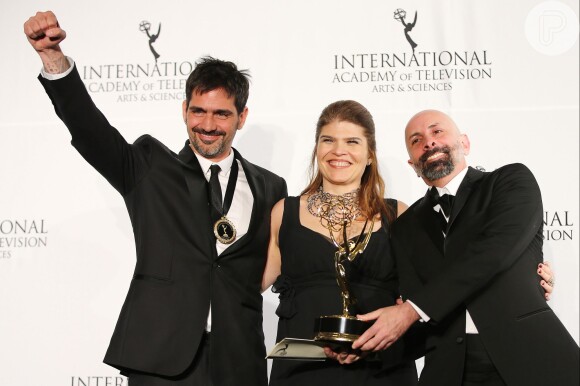 O diretor geral Vinicius Coimbra e os autores Claudia Lage e João Ximenes Braga comemoram o Emmy de 'Lado a Lado'