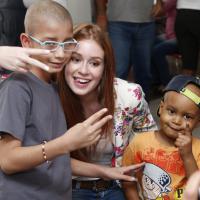 Marina Ruy Barbosa visita crianças em tratamento contra o câncer no Rio
