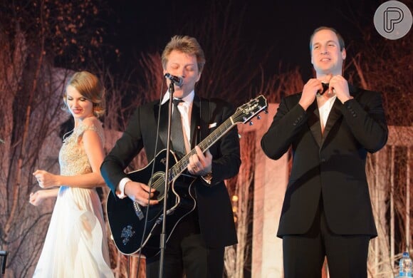 Taylor Swift, Jon Bon Jovi e princípe William cantam juntos no palco do evento no Palácio de Kensington, em Londres