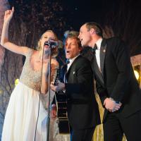 Príncipe William canta 'Livin' On a Prayer' com Bon Jovi e Taylor Swift no palco