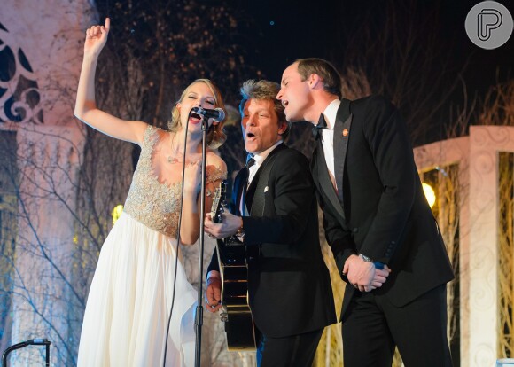 Taylor Swift, Jon Bon Jovi e princípe William cantam 'Livin' On a Prayer' durante evento de caridade no Palácio de Kensington, em Londres, em 26 de novembro de 2013