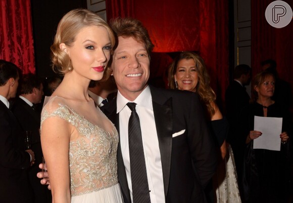Taylor Swift posa ao lado de Jon Bon Jovi