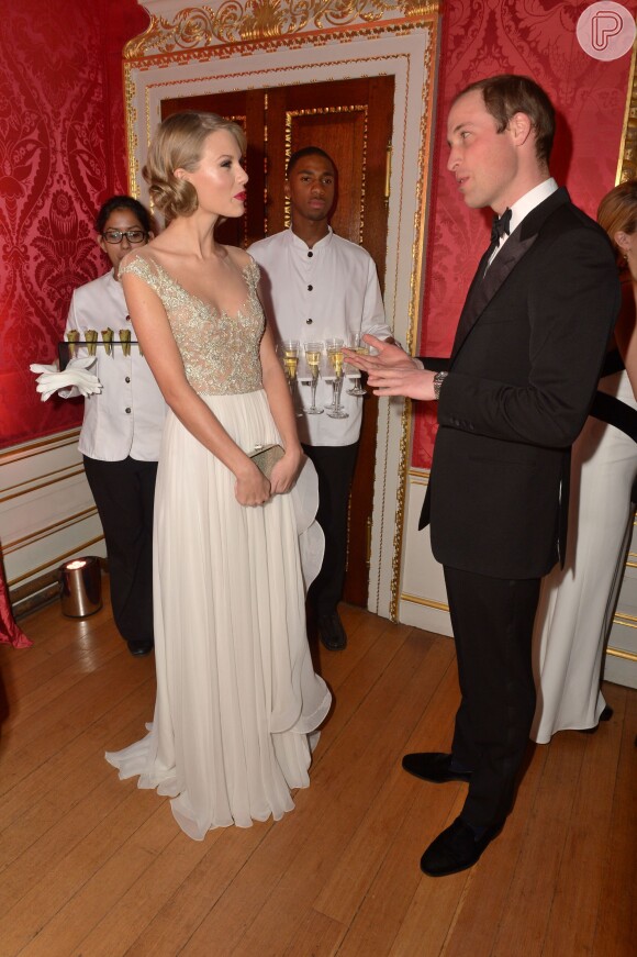 Taylor Swift conversa com o princípe William