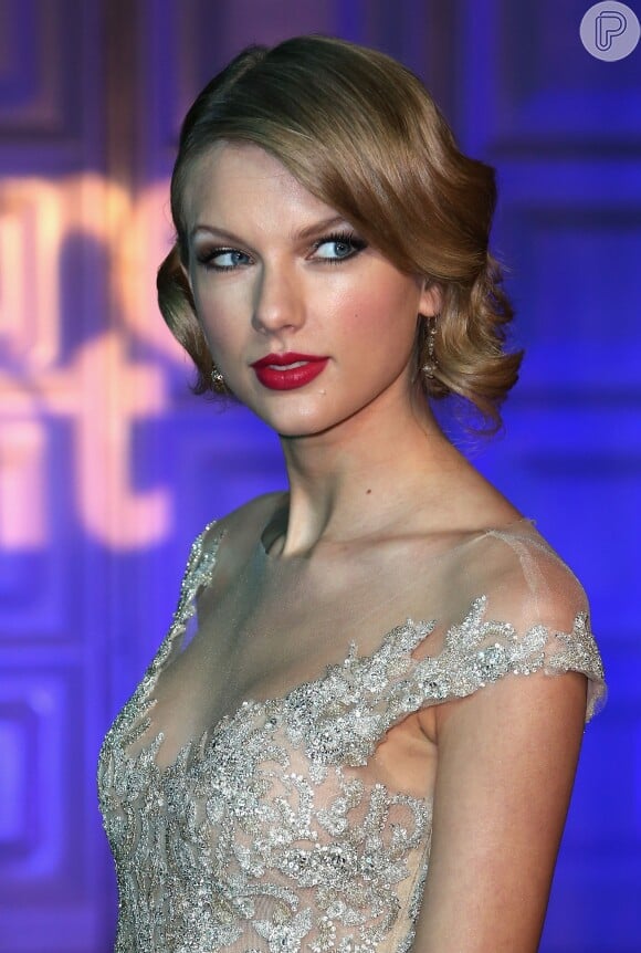 Taylor Swift escolhe batom vermelho para compor o look