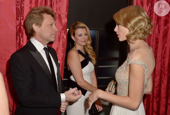Taylor Swift conversa com Jon Bon Jovi no Palácio de Kensington, em Londres