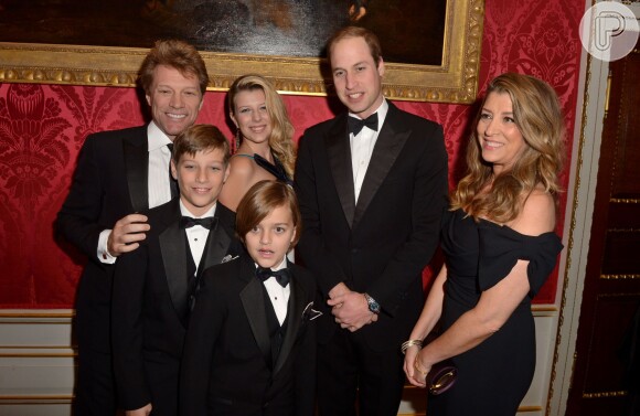 Jon Bon Jovi e sua família posam ao lado de princípe William