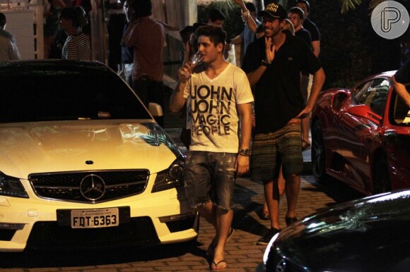 Daniel Rocha sai de boate bebendo champanhe e rodeado de mulheres, em dezembro de 2012