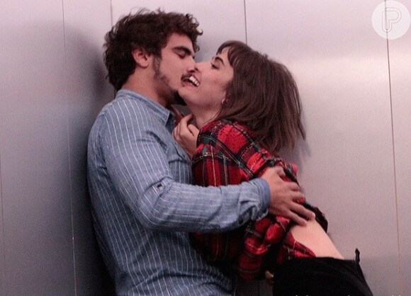 Michel (Caio Castro) e Patrícia (Maria Casadevall) se agarram no elevador do San Magno, em cena de 'Amor à Vida'