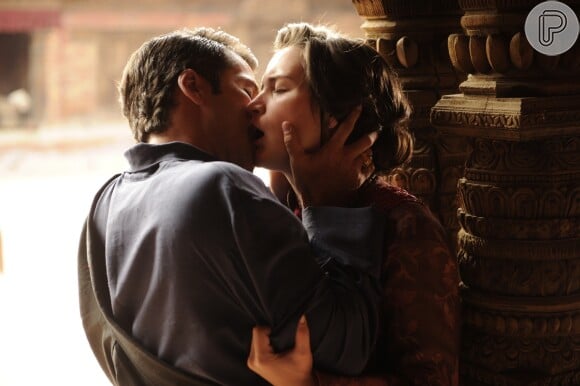 Franz (Bruno Gagliasso) e Amélia (Bianca Bin) não conseguem ficar separados e se beijam no mosteiro de Padma Ling, em 'Joia Rara'