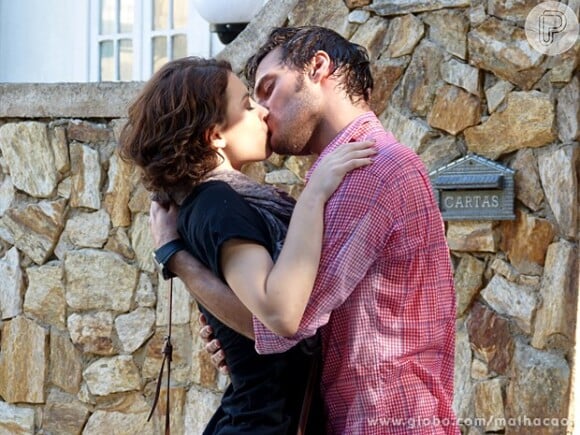 Micaela (Lais Pinho) dá seu primeiro beijo em Martin (Hugo Bonemer), em 'Malhação 2013'