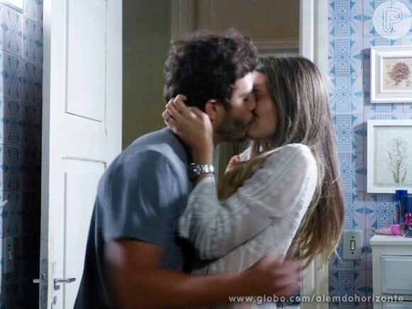 Lili (Juliana Paiva) e William (Thiago Rodrigues) até tentam, mas não conseguem resistir à atração que sentem um pelo outro, em 'Além do Horizonte'