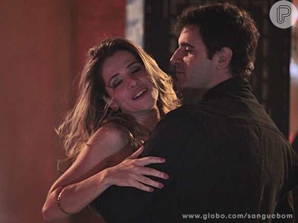 Tina (Ingrid Gimarães) e Vitinho (Rodrigo Lopez) viviam se agarrando, em 'Sangue Bom'