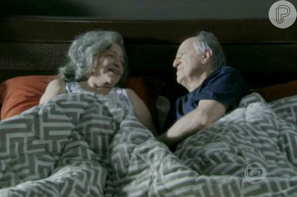 Apaixonados, Bernarda (Nathalia Timberg) e Lutero (Ary Fontoura) trocam juras de amor depois de transarem, em 'Amor à Vida'