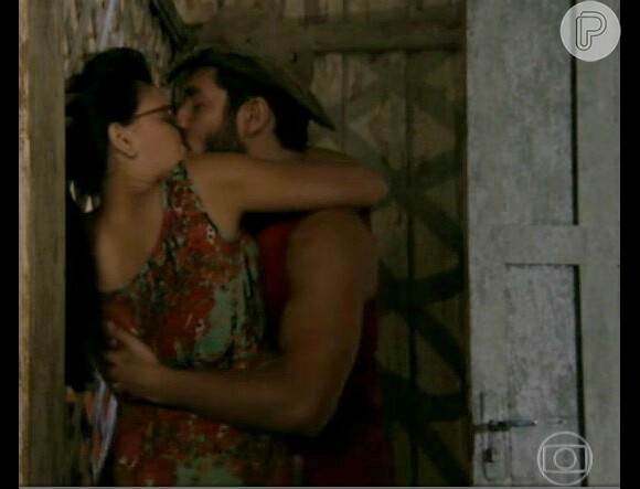 Celina (Mariana Rios) e Matias (Begê Muniz) fazem amor, em cena de 'Além do Horizonte'