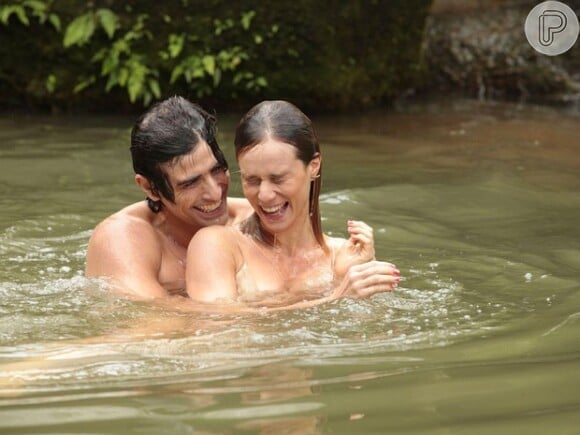 Ju (Mariana Ximenes) e Nando (Reynaldo Gianechini) ficam presos em uma ilha deserta e não resistem à atração que sentem um pelo outro, em 'Guerra dos Sexos'