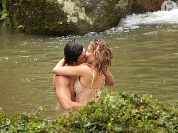 Ju (Mariana Ximenes) e Nando (Reynaldo Gianechini) se beijam em uma ilha deserta, em cena de 'Guerra dos Sexos'