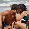 Juliano (Bruno Gissoni) e Natália (Daniela Escobar) namoram na praia, em 'Flor do Caribe'