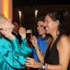 Descontraída, atriz Mariana Ximenes se diverte durante a festa da revista 'Vogue'