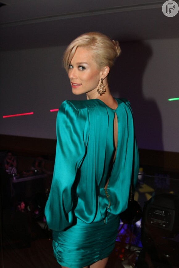 Mariana Ximenes prestigiou evento da revista 'Vogue' com modelito decotado na noite desta quinta-feira, 28 de novembro de 2013
