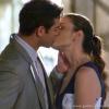 Gina (Carolina Kasting) e Elias (Sidney Sampaio) se beijam, em cena de 'Amor à Vida'